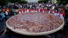 O Carballi�o se supera y elabora la tapa de pulpo m�s grande del mundo