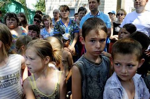 Desplazados de Donetsk y Lugansk espera para recibir ayuda de la ONU en Yalta. 
