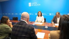 Imagen de la reuni�n en Santiago entre la conselleira y el regidor noi�s.