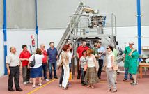 Los t�cnicos comprobaron como funciona una m�quina de envasado de pimientos.