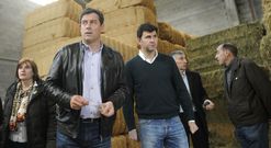 Los primeros de la lista del PSOE, ayer con Besteiro; en segundo plano, quienes la encabezaron hace a�os.