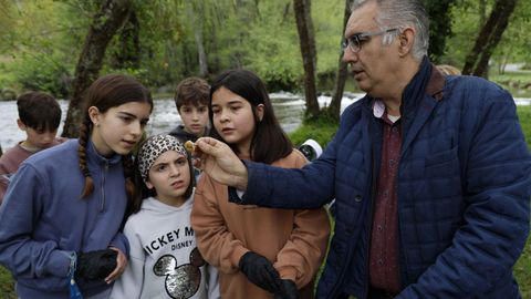 Alejandro Mnguez explic a los alumnos las caractersticas de los ejemplares que iban encontrando
