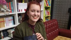 Cati Calo, escritora viguesa, en la librera Vigo de Papel.  