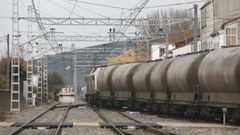 Un tren de mercancías sale de la estación de Monforte en dirección a Lugo