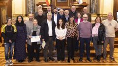 La alcaldesa de A Coruña, con los autores de las fotografías elegidas para formar parte del calendario municipal