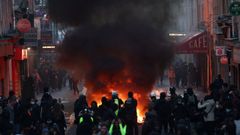 La calle es pasto de las llamas por los disturbios al d�a siguiente de una jornada nacional de manifestaciones contra el coste de vida y los precios del combustible, en Par�s.