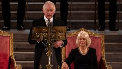 Carlos III, este lunes, junto a la reina consorte Camila, durante su intervenci�n ante las dos C�maras del Parlamento brit�nico en el palacio de Westminster