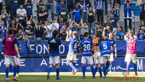 Los jugadores del Oviedo celebran con la aficin la victoria ante el Lorca