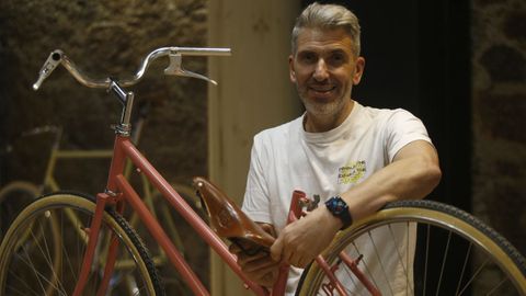 Joao Assuncao, propietario de un taller de bicicletas en la calle Posse, 14, A Corua. 