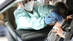 En Oviedo vacunan sin bajarse del coche