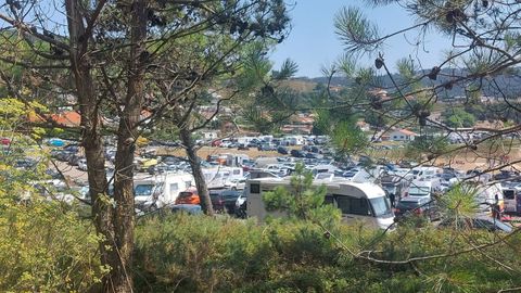 Aparcamiento de la playa de Doni�os, en Ferrol, abarrotado por el eclipse.
