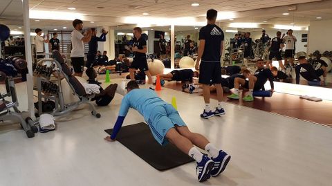 Jugadores del Oviedo trabajando en el gimnasio