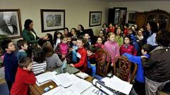 La alcaldesa mostr� las instalaciones y explic� a los ni�os el funcionamiento del Concello.