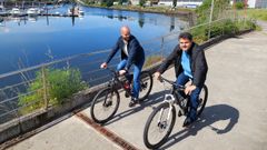 Los candidatos del PSOE en Pontevedra y Poio. ,Iv�n Puentes y Gregorio Ag�s, dieron un paseo en bici a orillas del L�rez 