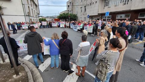 La protesta tuvo lugar delante del centro de salud de Ribeira
