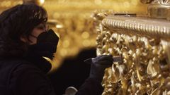 Preparaci�n de una procesi�n de Semana Santa en Sevilla, que recupera los pasos tras dos a�os de pandemia