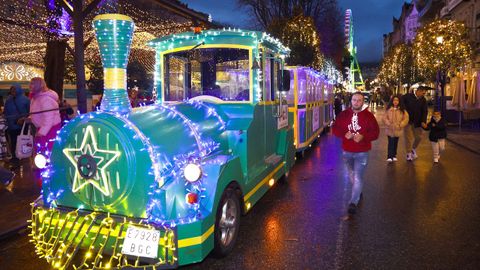 Uno de los dos trenes de las luces de Navidad de Vigo sale desde la misma Alameda, donde se celebra el C�es Market