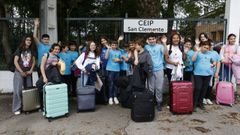 Alumnos del CEIP San Clemente, con camisetas azules, hicieron este lunes de anfitriones dando la bienvenida a sus compañeros portugueses de Mealhada