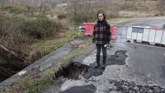 Raquel V�zquez (en la foto, en la carretera cortada parcialmente) se queja de la situaci�n que lleva semanas soportando