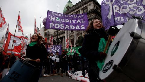 Manifestantes proabortistas y contrarios a la legalizaci�n se manifestaron frente al Parlamento de Buenos Aires durante el debate del proyecto del ley
