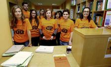 Los trabajadores del Concello de Carballo, ayer, con camisetas reivindicativas.