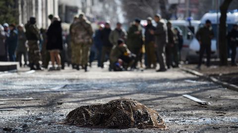 El cuerpo cubierto de una persona muerta durante un bombardeo yace en una calle de la ciudad de Donetsk, controlada por los separatistas, en Ucrania