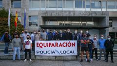 Antes del inicio de la sesi�n, polic�as locales de la comarca se concentraron a las puertas de la casa consistorial de Boiro para reclamar su equiparaci�n salarial con los dem�s cuerpos y fuerzas de seguridad estatales y auton�micas. Su presencia no era casual, ya que ICB llevaba una moci�n en este sentido que fue aprobada por el pleno