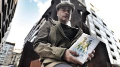 Jos� Lameiras, con su nuevo poemario en el centro de Ourense