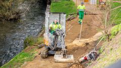 Operarios, este martes, trabajando en el tramo de la senda del Gafos de Ponte Boleira, en Pontevedra