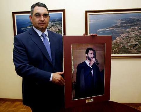 Cesures ya ha encontrado una soluci�n, aunque un poco de andar por casa, mientras Vilagarc�a conserva el hueco para el cuadro y Cambados espera autorizaci�n de la Casa Real para colocar en un lugar destacado la imagen de el Rey cuando fue nombrado Cabaleiro do Albari�o. 