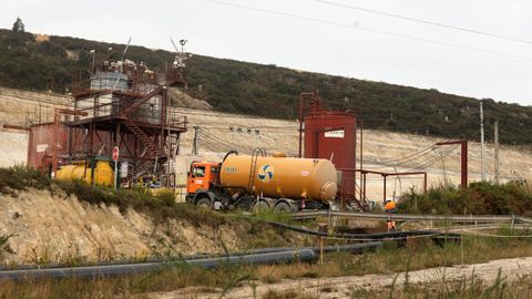 Obras de ampliaci�n del dep�sito de lodos rojos de Alcoa en Mor�s