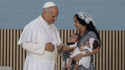 El papa Le�n XVI habla con la migrante cubana Niurka Paz, de 33 a�os, con sus dos gemelos, Ares Ezequiel y Atenea