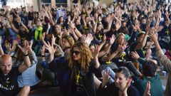 Sentada ante la consejería tras el abandono de la mesa de los sindicatos tras reunirse con la Consejería de Educación de los sindicatos ANPE, CSIF, CCOO, UGT y Suatea, convocantes de las huelgas en la enseñanza pública