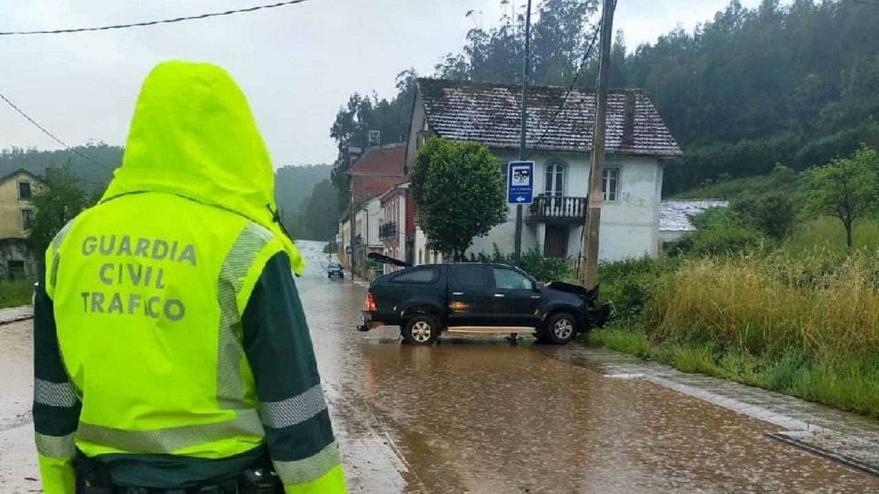 Herido al salirse su coche de la vía y chocar contra un poste en Trabada