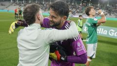 Miquel Parera festejando una victoria en A Malata con un miembro del staff del Racing.