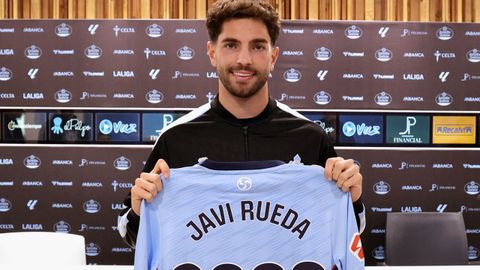 Javi Rueda, tras la rueda de prensa por su renovacin con el Celta.