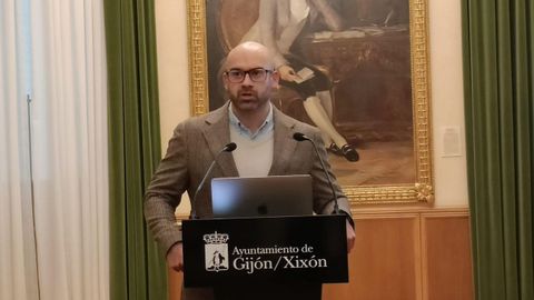 El concejal de Urbanismo del Ayuntamiento de Gijn, Jess Martnez Salvador (Foro), en rueda de prensa en el Consistorio gijons.