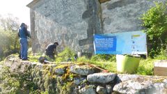 Intervenci�n junto a la capilla, en el cementerio de O Castro