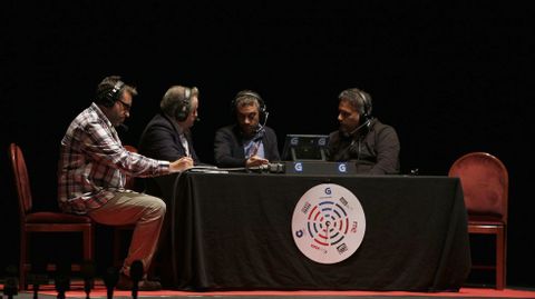 Pablo Portabales entrevistando a Xulio Ferreiro en A Radio Conta 