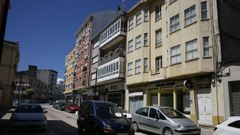 El edificio en venta, el primero por la derecha, est� localizado en la Avenida da Mari�a
