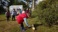 Alumnos de escuela unitaria del Saiar, que pertenece al CRA de Caldas de Reis, colocaron ayer los tableros con los códigos QR