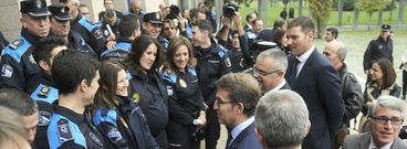 Al finalizar el acto en la Agasp Feijoo pos� para una foto con los agentes y comparti� con ellos unos minutos de charla distendida. 
