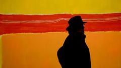 Un visitante contempla la obra �No.5� del artista estadounidense Mark Rothko�en la Fundaci�n Louis Vuitton, en Par�s.