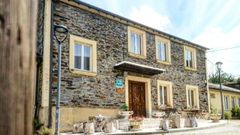 El albergue tur�stico de Folgoso se encuentra en un edificio que anteriormente sirvi� como casa consistorial y como colegio p�blico