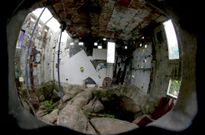 Vista del interior de la caseta de Man, notablemente deteriorada y aguantada por puntales. 