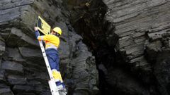 Colocación de las señales de peligro en las cuevas de la playa de As Catedrais.