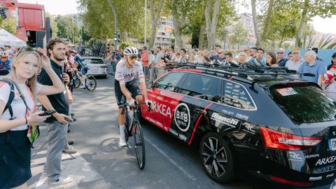 Momentos antes de la salida de La Vuelta en Ourense.