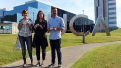 Lorena Gil, flanqueada por Andr�s Fern�ndez Vilanova y Covadonga Tom�, delante del HUCA