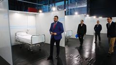 El presidente del Principado, Adri�n Barb�n, durante su visita la unidad de hospitalizaci�n instalada en el pabell�n central del recinto ferial Luis Adaro, en Gij�n