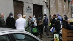 Reparto de alimentos en C�ritas Ourense